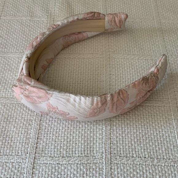 AUTUMN ADEIGBO
Brocade Headband
AUTUMN ADEIGBO - Picture 7 of 12